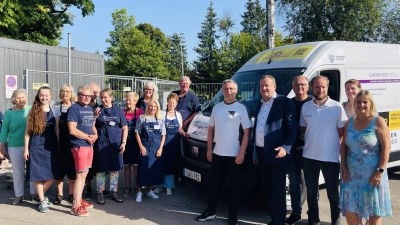 Alle Beteiligten freuten sich über das neue Fahrzeug für den WürmtalTisch. (Foto: Gemeinde)