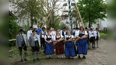 Insgesamt 40 Schützen aus drei Vereinen zählt die Erste Pasinger Böllerkompanie. Hier böllern Mitglieder vom Heimat- und Trachtenverein Würmtaler Stamm e.V. beim diesjährigen Maibaumaufstellen auf dem Pasinger Strohmeir-Hof (ganz links Vorstand Walter Hölscher, daneben Schussmeister Heinrich Krebs). (Foto: US)