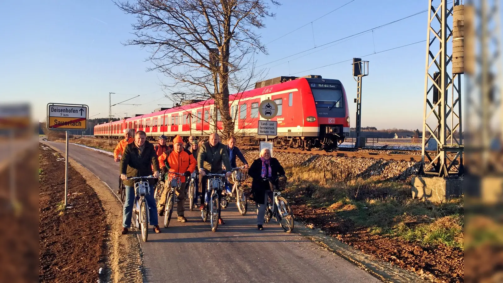 Landrat Christoph Göbel, Sauerlachs Erste Bürgermeisterin Barbara Bogner und Oberhachings Erster Bürgermeister Stefan Schelle probierten gemeinsam das fertig gestellte Teilstück der Radhauptverbindung im Landkreis München aus.  (Foto: VA)