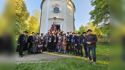 Die Ampertaler vor der Mariabrunner Kirche. (Foto: D'Ampertaler Dachau )