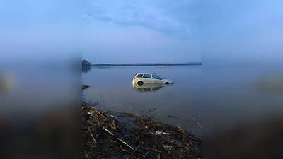 Kein Freinachtscherz: Der Sekundenschlaf hatte eine Herrschingerin auf der Staatsstraße 2068 übermannt, sodass sie in den Ammersee fuhr. Verletzt wurde niemand. (Foto: Polizei)