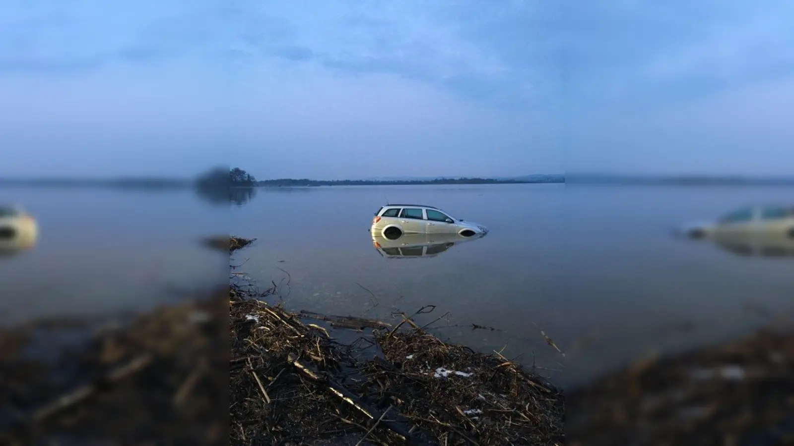 Kein Freinachtscherz: Der Sekundenschlaf hatte eine Herrschingerin auf der Staatsstraße 2068 übermannt, sodass sie in den Ammersee fuhr. Verletzt wurde niemand. (Foto: Polizei)