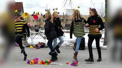 Poinger Schüler warben als tanzende Bienen verkleidet für das Volksbegehren. (Foto: Corinne Schindlbeck)