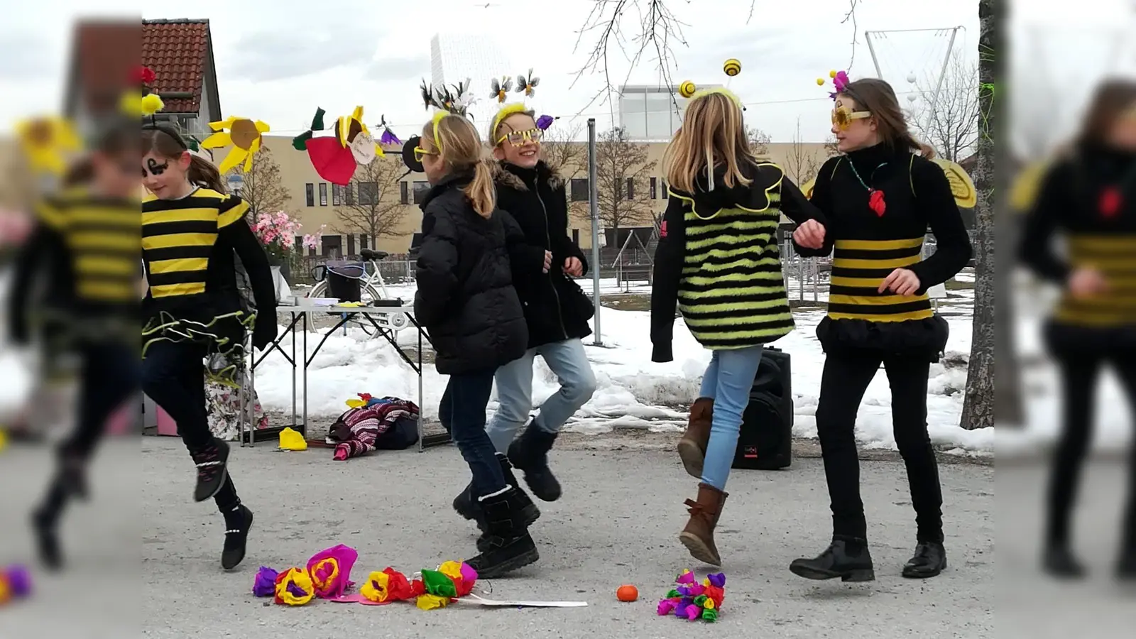 Poinger Schüler warben als tanzende Bienen verkleidet für das Volksbegehren. (Foto: Corinne Schindlbeck)