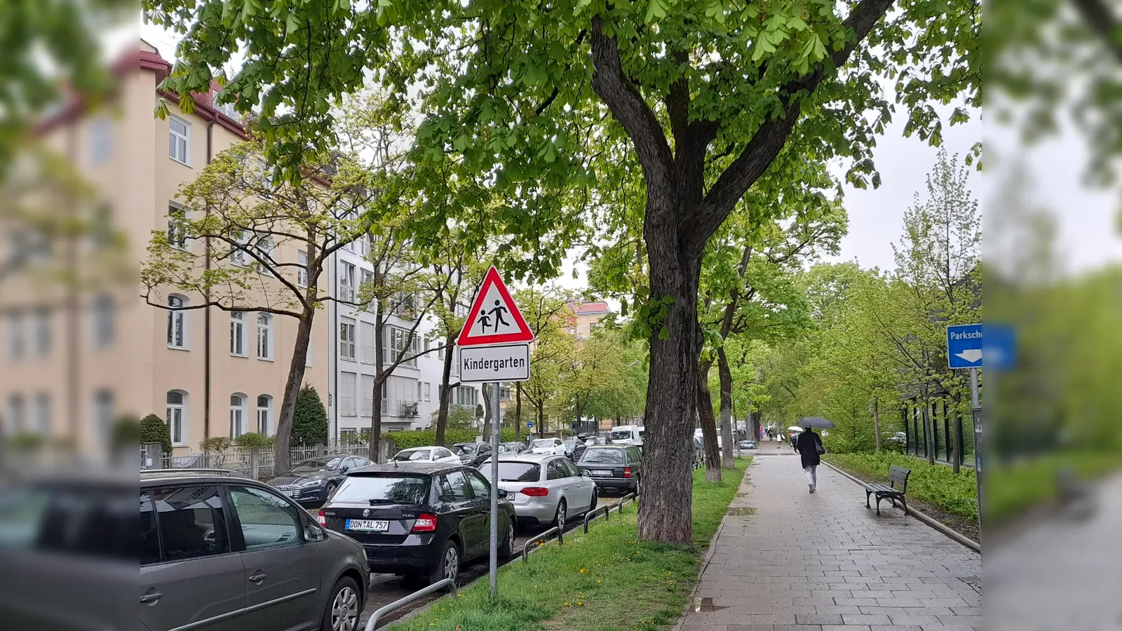 Die Albrechtstraße soll nach Ansicht der SPD-Fraktion im Bezirksausschuss verkehrsberuht werden, um für Kindergarten- und Schulkinder sicherer zu werden. (Foto: Beatrix Köber)