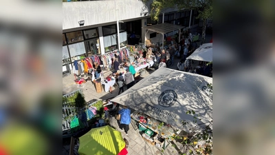 Das Geld, das die Verkäufer für die Stellplätze beim Flohmarkt zahlen, wird später für kulturelle Veranstaltungen verwendet. (Foto: BRK SeniorenWohnen Kieferngarten)