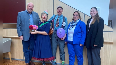 Gut gelaunt nach der „Clownvisite“ (von links): Landrat Christoph Göbel, Clown Ferdi, Clown Zippo, Sabine Martin (Einrichtungsleiterin des AWO-Seniorenzentrums Sauerlach) und Melanie Aneder (Projektmanagerin im Inklusionsteam im Landratsamt München). (Foto: LRA München)