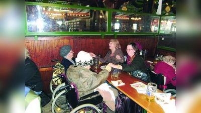 Die Heimleiterin Maria Fischer ‑Niebler (roter Schal) beim schunkeln. (Foto: pi)