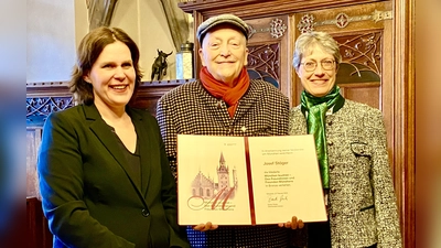 Josef Stöger, der „Laimer Fotograf“ erhielt jüngst die Auszeichnung „München leuchtet“ in Bronze. Im Bild mit seiner Frau Renate Meier (rechts) und Bürgermeisterin Verena Dietl. (Foto: pr/ Stöger)