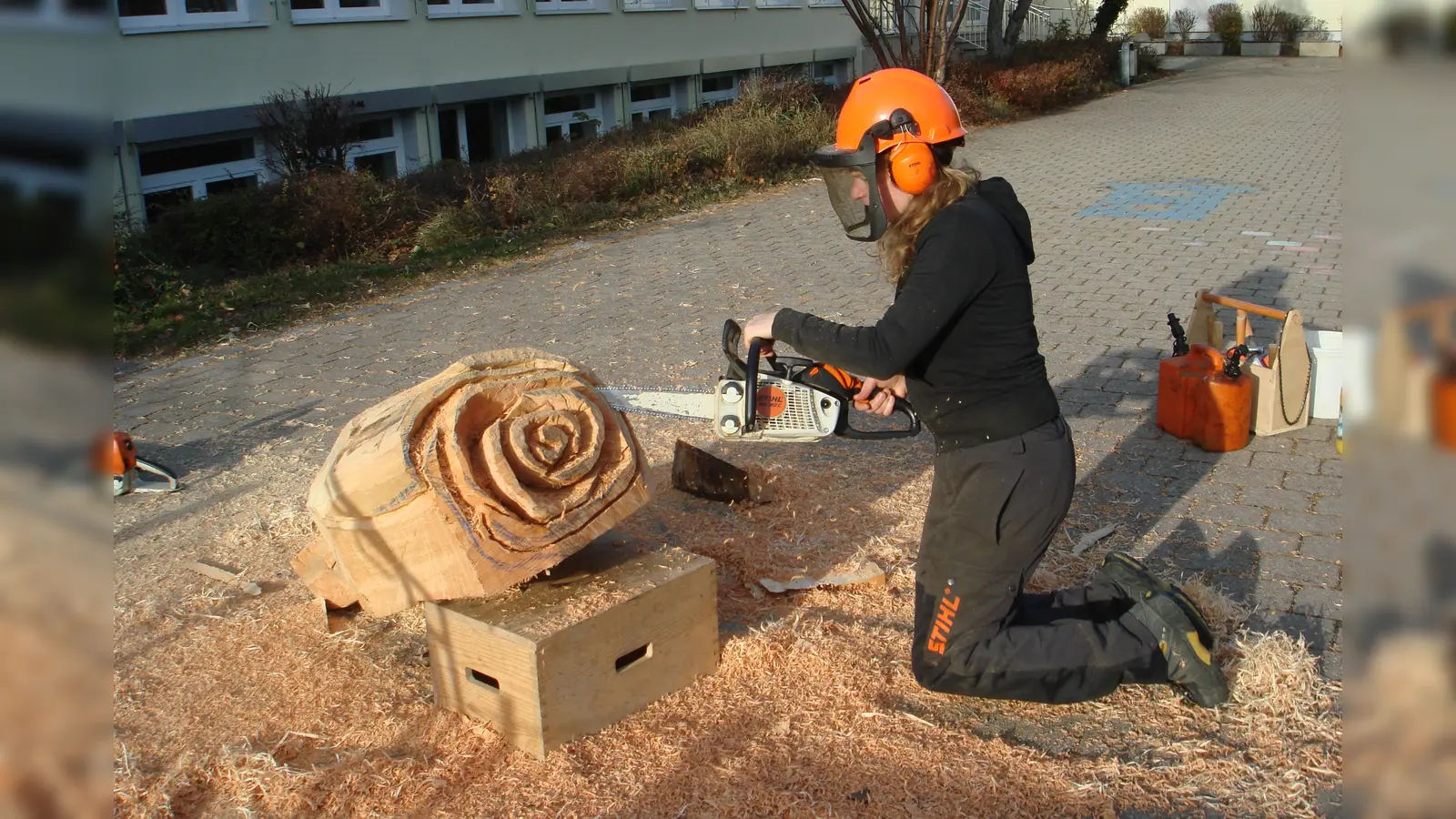 Gleich zu Beginn zeigt die Bildhauerin Genoveva Liegl ihren geschickten Umgang mit ihrer Motorsäge. (Foto: VA)