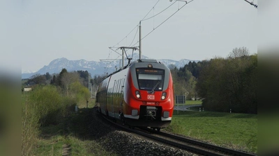 Werdenfelsbahn verbindet München und Garmisch-Partenkirchen - hier bei Huglfing. (Foto: Nobert Moy)