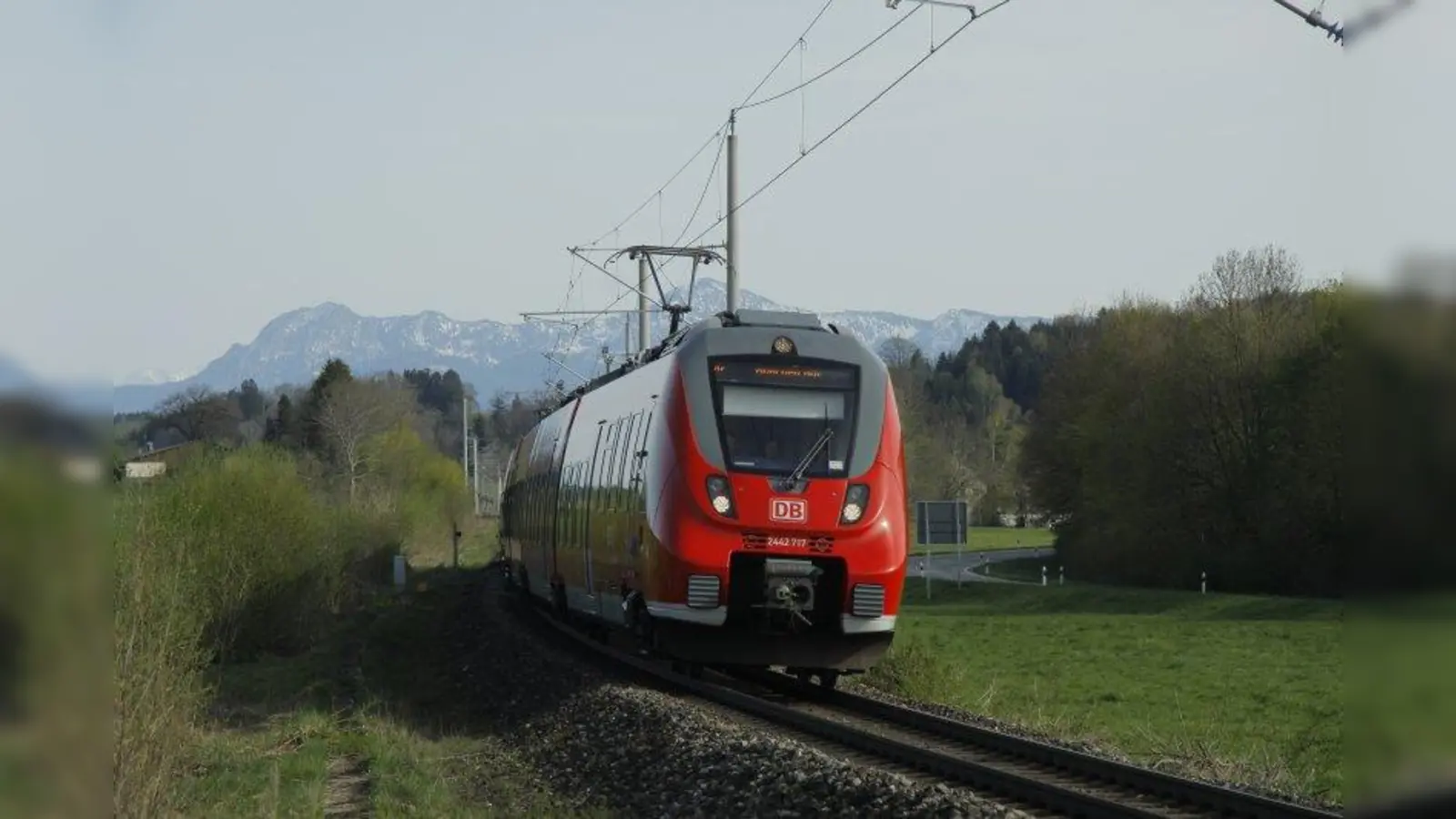 Werdenfelsbahn verbindet München und Garmisch-Partenkirchen - hier bei Huglfing. (Foto: Nobert Moy)
