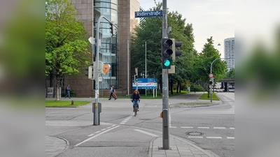 An der Kreuzung Barth-/Ridlerstraße soll die Grünzeit des Radverkehrs bis auf einen Schutzzeit bedingten Zeitversatz an die Grünzeit des parallelen Fahrverkehrs angeglichen werden. (Foto: Beatrix Köber)