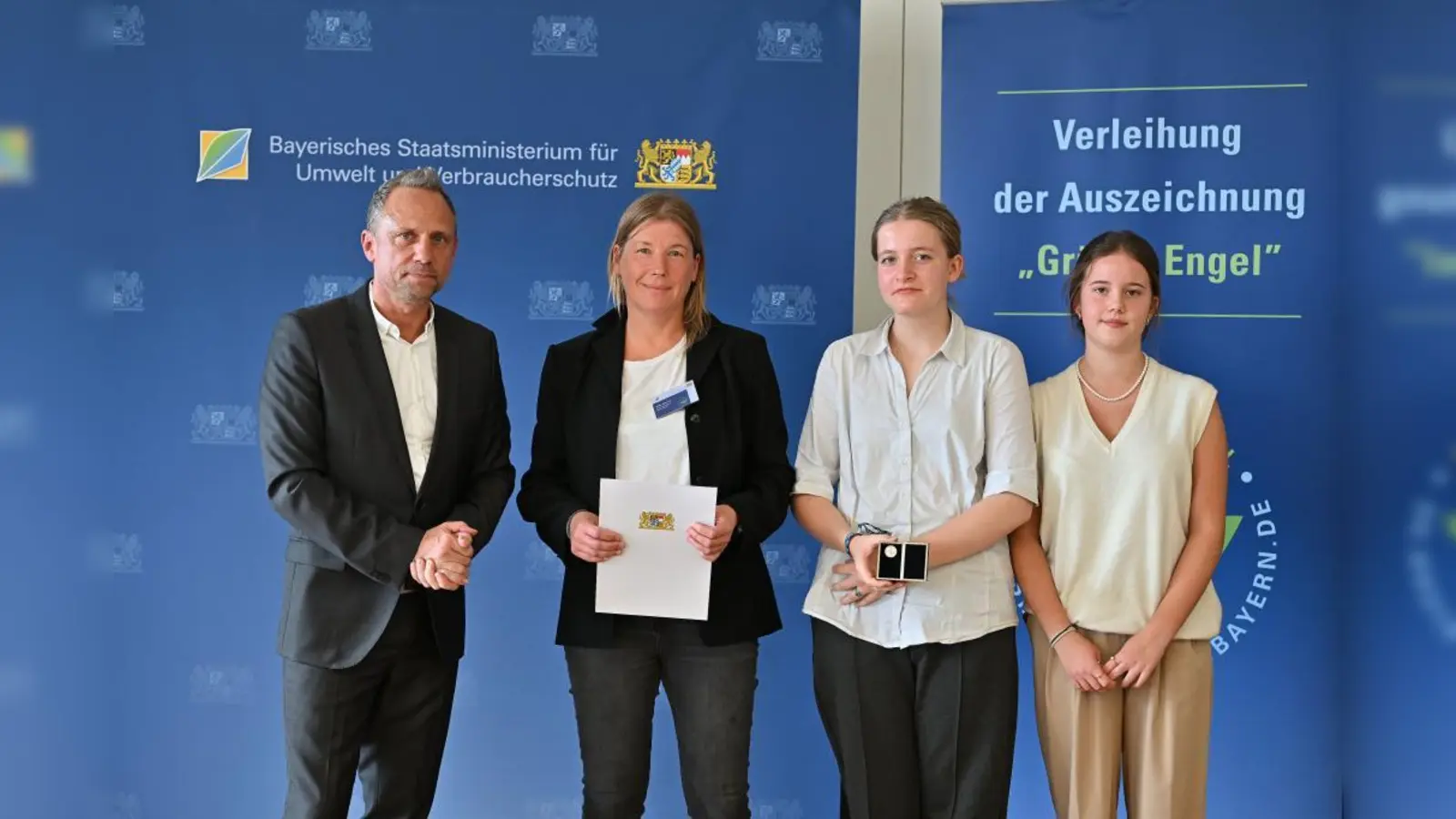 Das Bayerische Staatsministerium für Umwelt hat die EmiLe Montessorischule für ihren besonderen Einsatz in Sachen Umwelt ausgezeichnet. (Foto: stmuv Bayern)