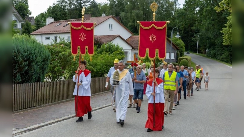 Seit 1953 findet die Landkreiswallfahrt statt. Hier ist Diakon Christian Pastötter mit der Reliquie zu sehen. (Foto: Robert Kiderle)