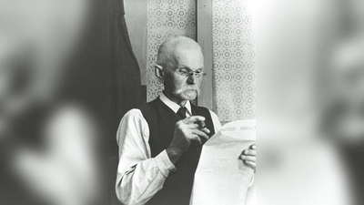 Der Gersdorfer Chronist Simon Lausch als aufmerksamer Zeitungsleser. (Foto: Heimatverein Frauenneuharting e.V.)