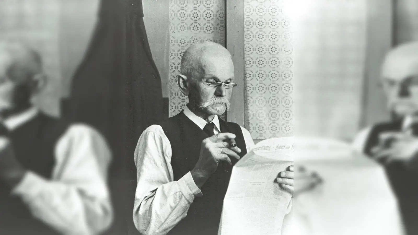 Der Gersdorfer Chronist Simon Lausch als aufmerksamer Zeitungsleser. (Foto: Heimatverein Frauenneuharting e.V.)