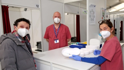 Beatrix Zurek (links), städtische Gesundheitsreferentin, machte sich ein Bild von der Impfaußenstelle auf der Theresienwiese. (Foto: Michael Nagy/Presseamt München)