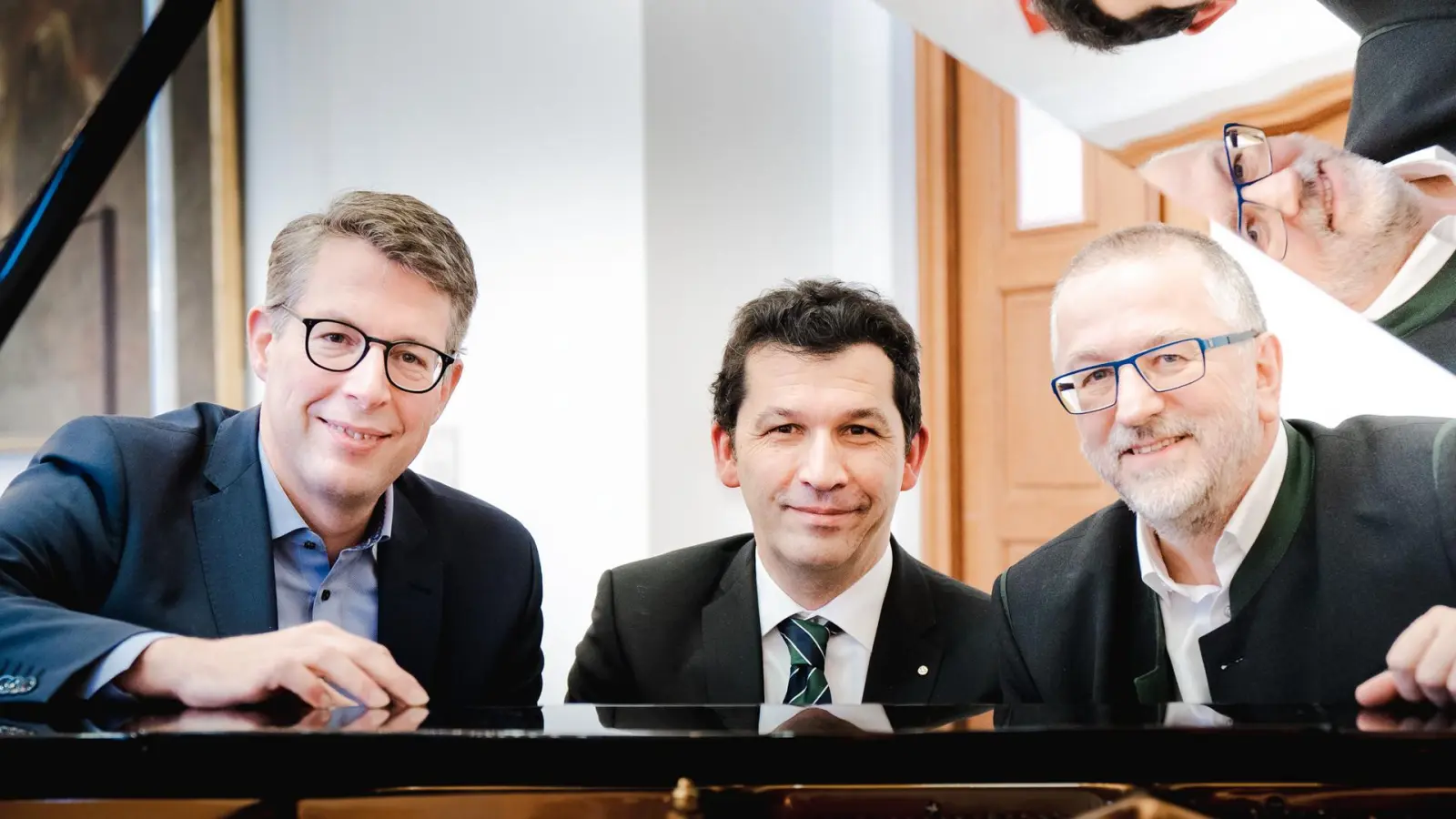 Haben neun Jazzprogramme prämiert (von links): Staatsminister Markus Blume, Prof. Tizian Jost, Vorsitzender des Bayerischen Jazzverbands und Dr. Helmut Kaltenhauser, Präsident des Bayerischen Musikrats. (Foto: Axel König/StMWK)