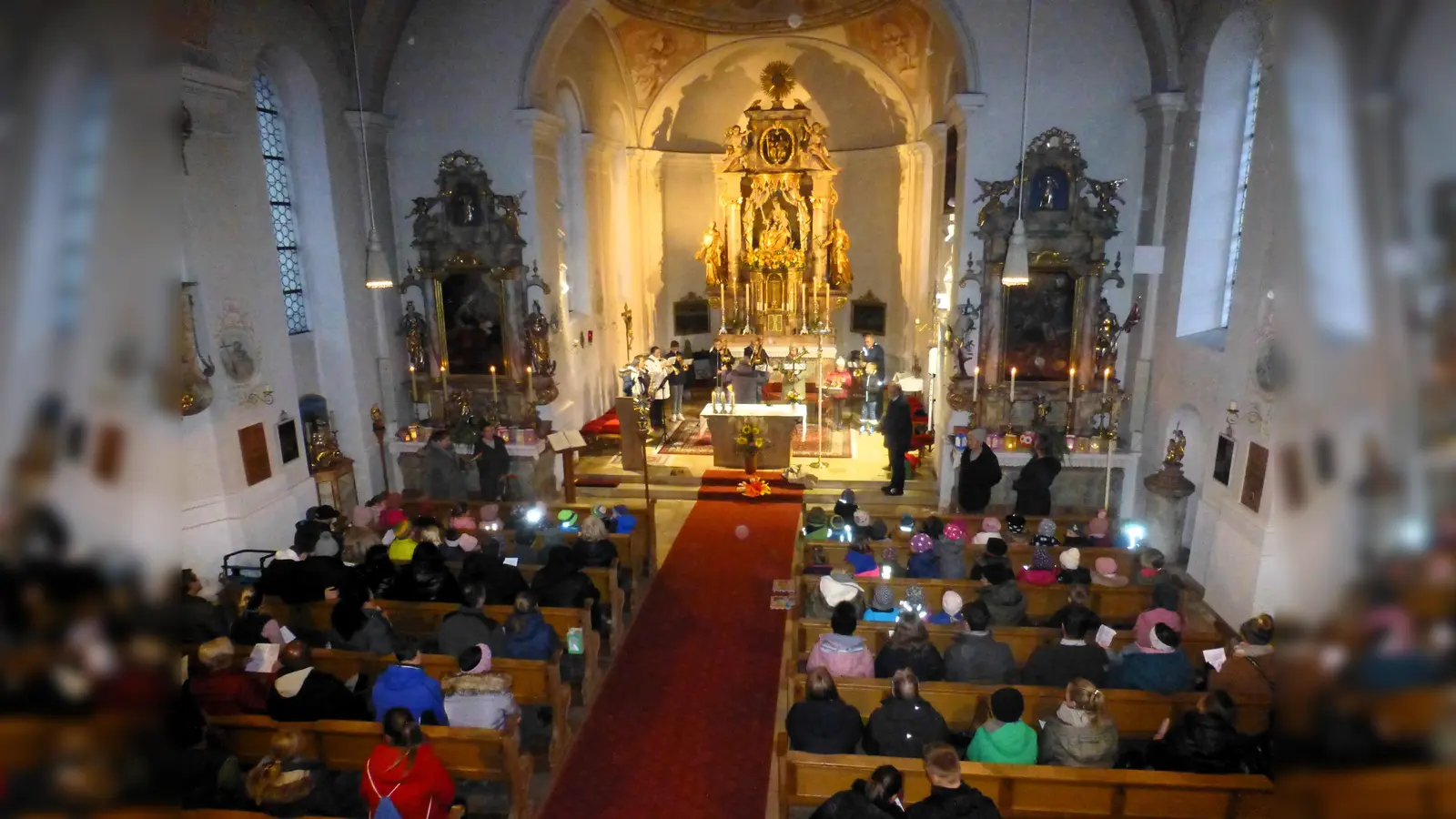 Zum Abschluss des St. Martinsumzug wurde noch zu einer Andacht in die Kirche eingeladen. (Foto: Georg Rittler)