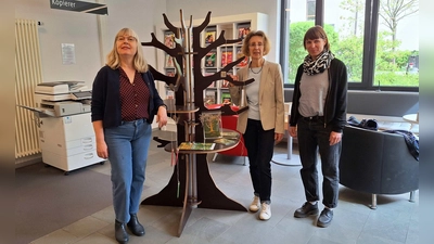 Hannah Henker (rechts), Geschäftsführerin von MIN, und Sylvia Hladky (Mitte), Koordinatorin der MIN Manufaktur Mobilität, übergaben den „Wunschbaum“ an Maria Stotz, Leiterin der Stadtbibliothek Westend. (Foto: MIN)