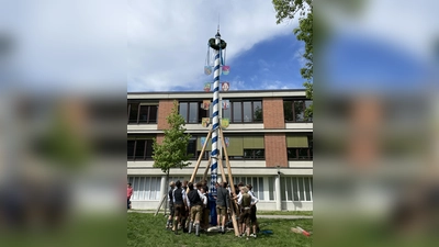 Das Dante-Gymnasium zeigt die verbindende Identität seiner bunten Schülerschaft mit dem Maibaum. (Foto: Dante-Gymnasium)
