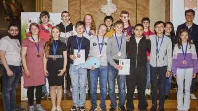 Das bayerische Team bei der Finalrunde der Mathematik-Olympiade. Vom Maria-Theresia-Gymnasium dabei: Juan Rivera Chopinaud (erste Reihe, 4. von links), Johannes Jacob (erste Reihe, 5. von links) und Lehrer Niko Eschrich (zweite Reihe, 1. von rechts). (Foto: Bildung & Begabung)