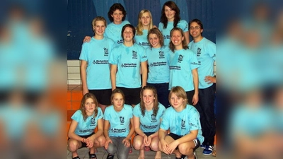 Freude über den Klassenerhalt herrschte bei: (von links, hinten) Trainerin Gabi Sommer, Julia Gogl sowie Sabrina Jackson; (Mitte) Simone Fuchs, Christina Beck, Renate Willi, Vera Blume und Trainer Marc Berges; (vorne) Karina Sommer, Melanie Klein, Stefanie Weber und Marina Gogl. (Foto: Conny Feller)
