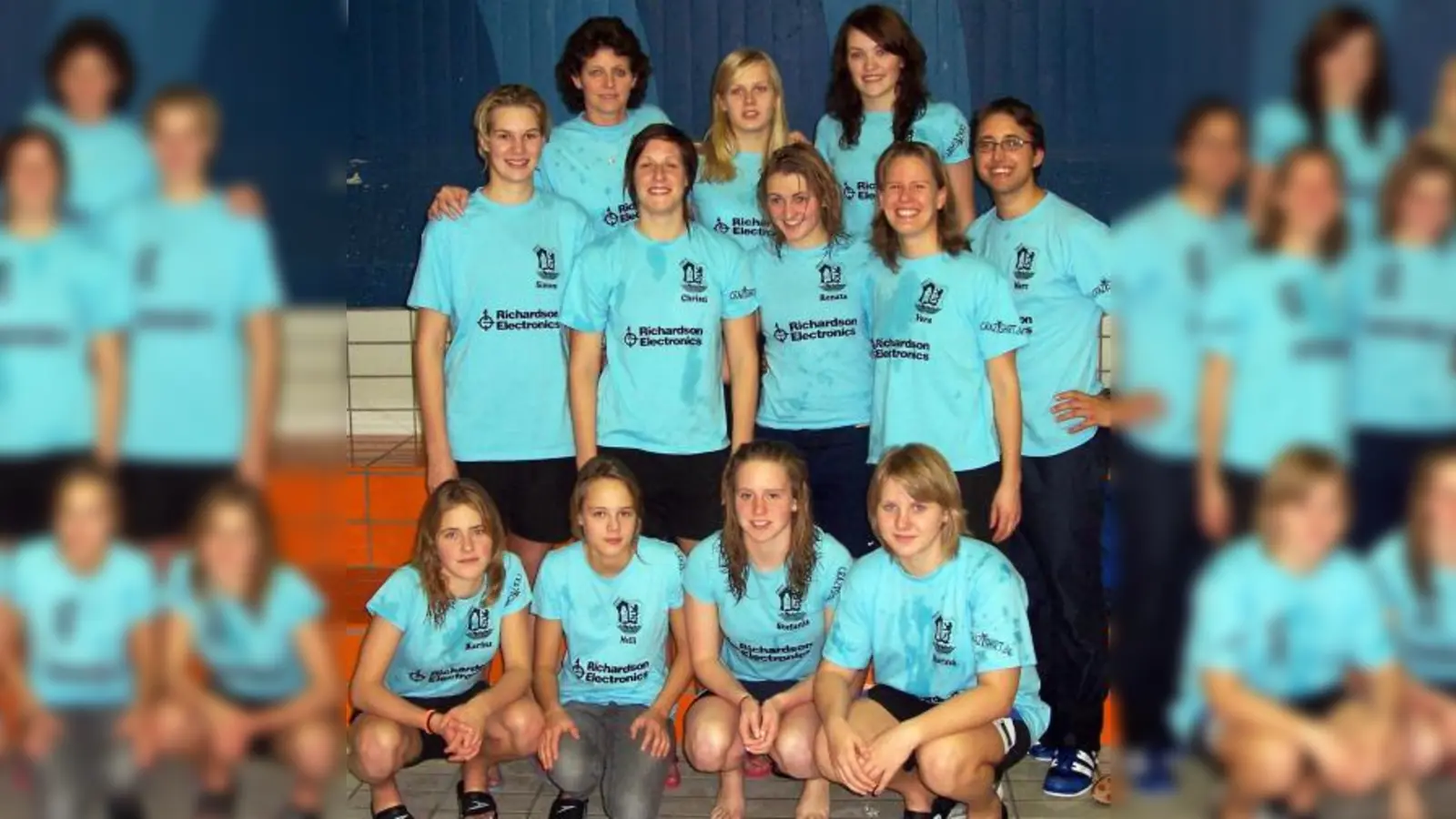 Freude über den Klassenerhalt herrschte bei: (von links, hinten) Trainerin Gabi Sommer, Julia Gogl sowie Sabrina Jackson; (Mitte) Simone Fuchs, Christina Beck, Renate Willi, Vera Blume und Trainer Marc Berges; (vorne) Karina Sommer, Melanie Klein, Stefanie Weber und Marina Gogl. (Foto: Conny Feller)