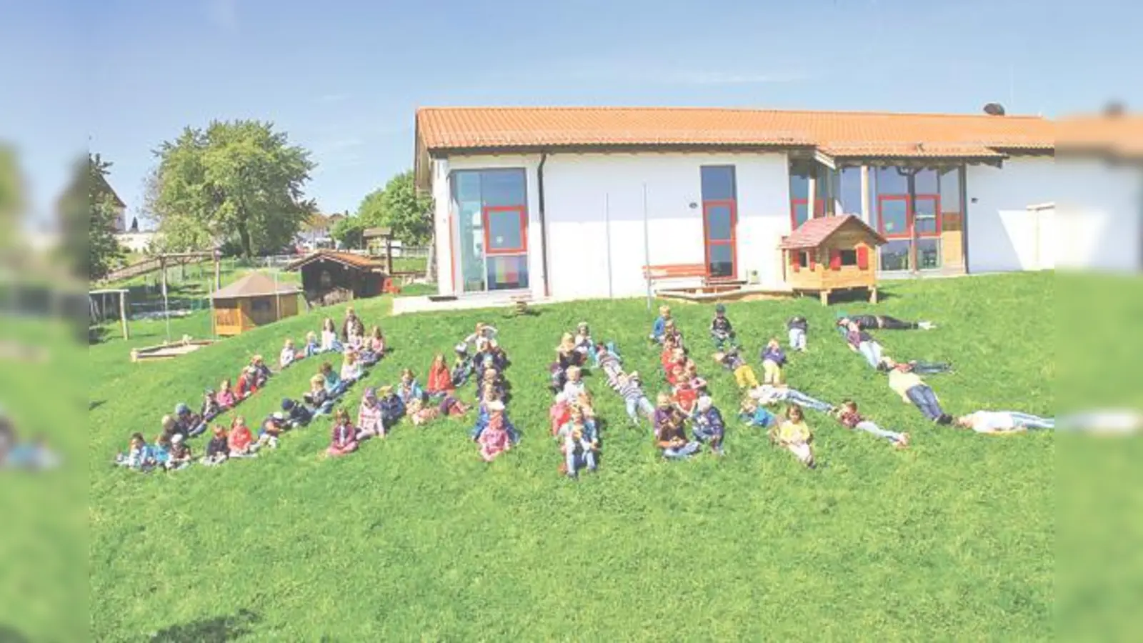 Danke: Die Kleinen vom Kinderhaus Frauenneuharting verabschieden sich auf kreative Weise von »ihrem« Alt- Bürgermeister Josef Singer. 	 (Foto: D. Niedermaier)