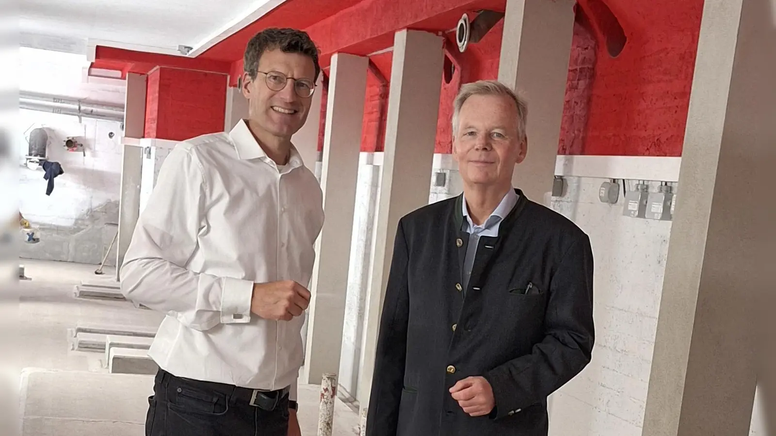 Bürgermeister Jan Neusiedl und Freizeitpark-Chef Jörn Verleger überzeugen sich vom hervorragenden Baufortschritt im Hallenbad der Gemeinde. (Foto: Grünwalder Freizeitpark)
