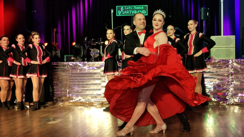 Das Prinzenpaar Markus II. und Sarah I. schwebte elegant zu Walzerklängen übers Parkett. (Foto: Kirnarra)