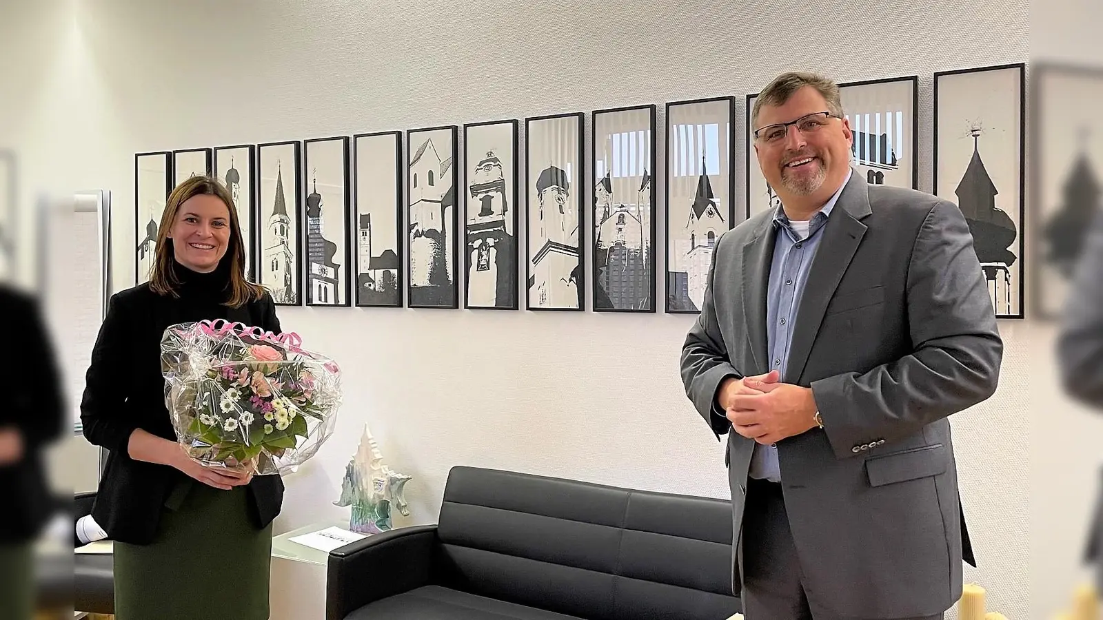 Landrat Stefan Löwl begrüßt die neue Abteilungsleiterin Sophia Lang. (Foto: LA Dachau/Sina Török)