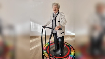 Eine Seniorin steht sichtlich von Freude erfüllt auf dem bunten Trampolin.  (Foto: AWO-Seniorenzentrum Kirchseeon)