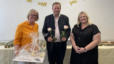 Bürgermeister Peter Köstler verabschiedete Elke Naeve (l.) in den Ruhestand und begrüßte gleichzeit Anna Neufeld als neue Leiterin der Gemeindebücherei Gräfelfing. (Foto: Birgit Doll)