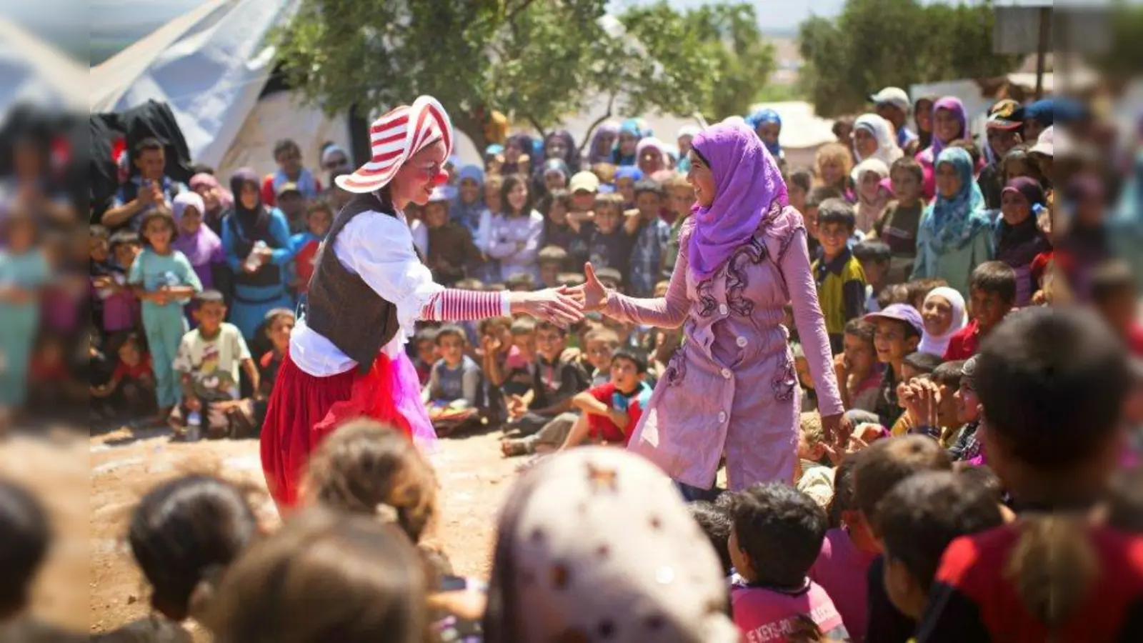 In einem syrischen Flüchtlingslager brachten die Clowns ohne Grenzen Kinder zum Lachen, die schon lange nicht mehr Grund zu lachen haben. (Foto: pe)