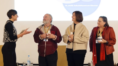 SHZ-Geschäftsführerin Kristina Jakob dankte dem Vorstand des Trägervereins des SHZ München (FÖSS e.V.) mit Fritz Lesch, Prof. Gabriela Zink und Susanne Veit (von links). (Foto: Mark Kamin)
