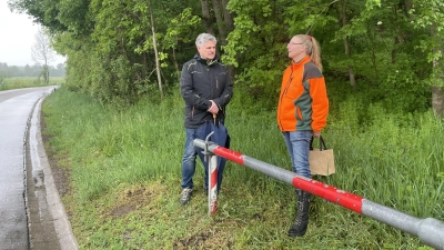 Bürgermeister Stefan Joachimsthaler im Gespräch mit Sandra Pfleghar, Organisatorin der Krötenschutzaktion: „Ich lerne immer wieder Erstaunliches über diese geheimnisvollen Tiere dazu“, sagt er. (Foto: Gemeinde Alling)