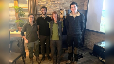 Informierten Waldbesitzer aus Ebersberg: (v.l.) Lisa Beckert (WBV), Philipp Braumiller (Berufsgenossenschaft), Kirsten Joas (Revierleiterin Ebersberg West) und Arthur Schmidt (Anwärter im Revier Glonn).  (Foto: AELF Ebersberg-Erding)