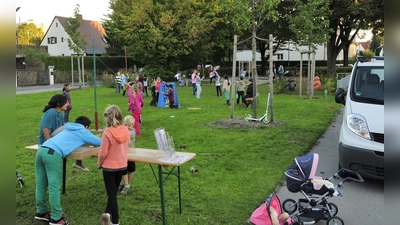 Der Spielbus steuert viele Moosacher Parks und Grünflächen an. Kinder und Jugendliche können einfach vorbeikommen und mitmachen. (Foto: Benjamin Hilbig)