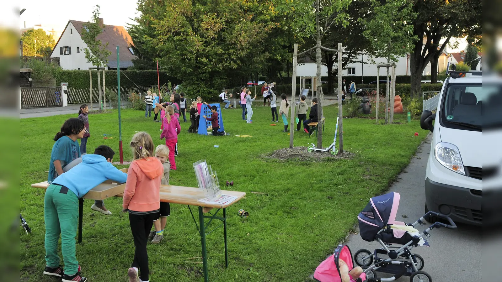 Der Spielbus steuert viele Moosacher Parks und Grünflächen an. Kinder und Jugendliche können einfach vorbeikommen und mitmachen. (Foto: Benjamin Hilbig)