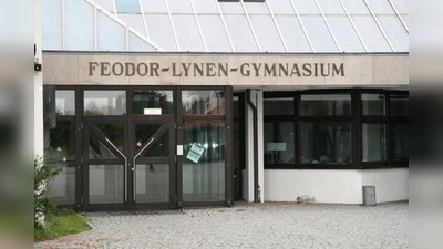 Die Einhausung des Eingangs, neue Fenster und eine wirksame Außenhautsanierung wird mit Hilfe des Konjunkturpaketes II realisiert. Bis Ende 2011 müssen Baumaßnahmen und Abrechnung abgeschlossen sein. (Foto: US)