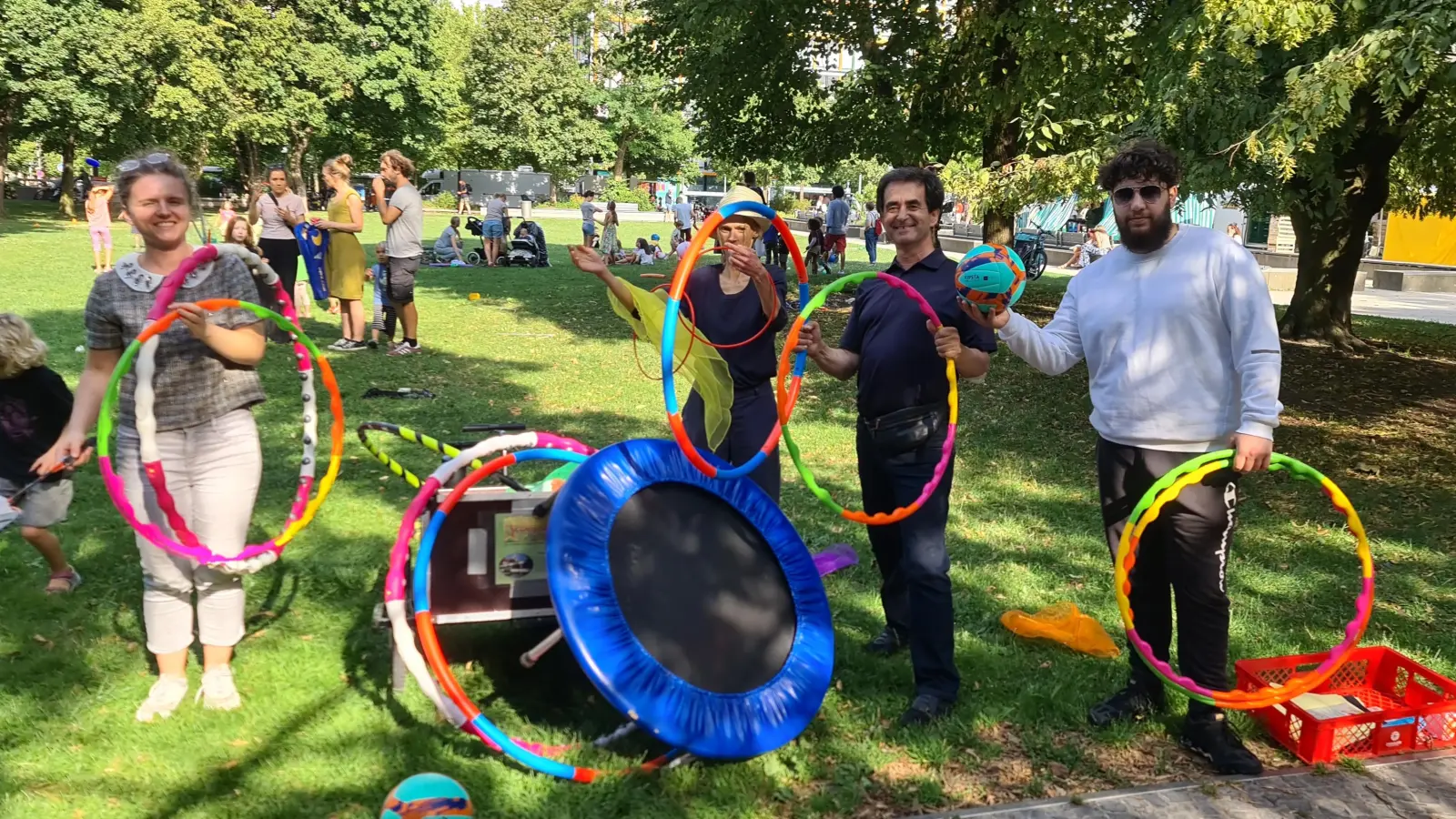 Das Multikulturelle Jugendzentrum lädt zu den „Mobilen Spielen“ am Georg-Freundorfer-Platz ein. Im Bild von links: Nina Kallweit (Pädagogische Fachkraft), Martina Grund (Helferin), Ismail Sahin (Leiter MKJZ) und Malik Ecder Tuncer (Helfer). (Foto: MKJZ )