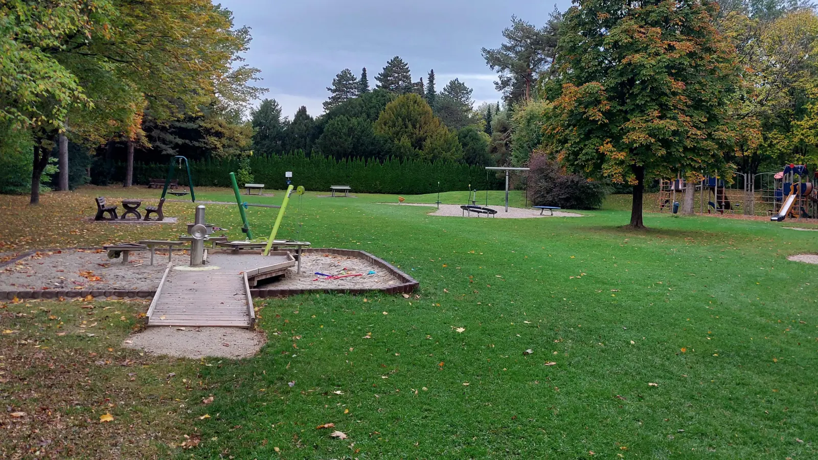 Der Spielplatz an der Aschheimer Straße wird zu einem integrativen und inklusiven Spielplatz umgebaut. Die Arbeiten starten im Frühjahr 2024. (Foto: bas)