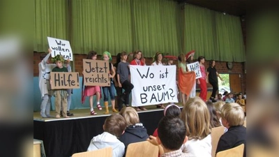 Damit hatte der Alien nicht gerechnet: Plötzlich beginnen die Erdbewohner, sich gegen die Umweltzerstörung zu wehren – am begeisterten Applaus ihrer Mitschüler konnten die jungen Schauspieler erkennen, dass diese Idee gut ankam. (Foto: Eva Schraft)