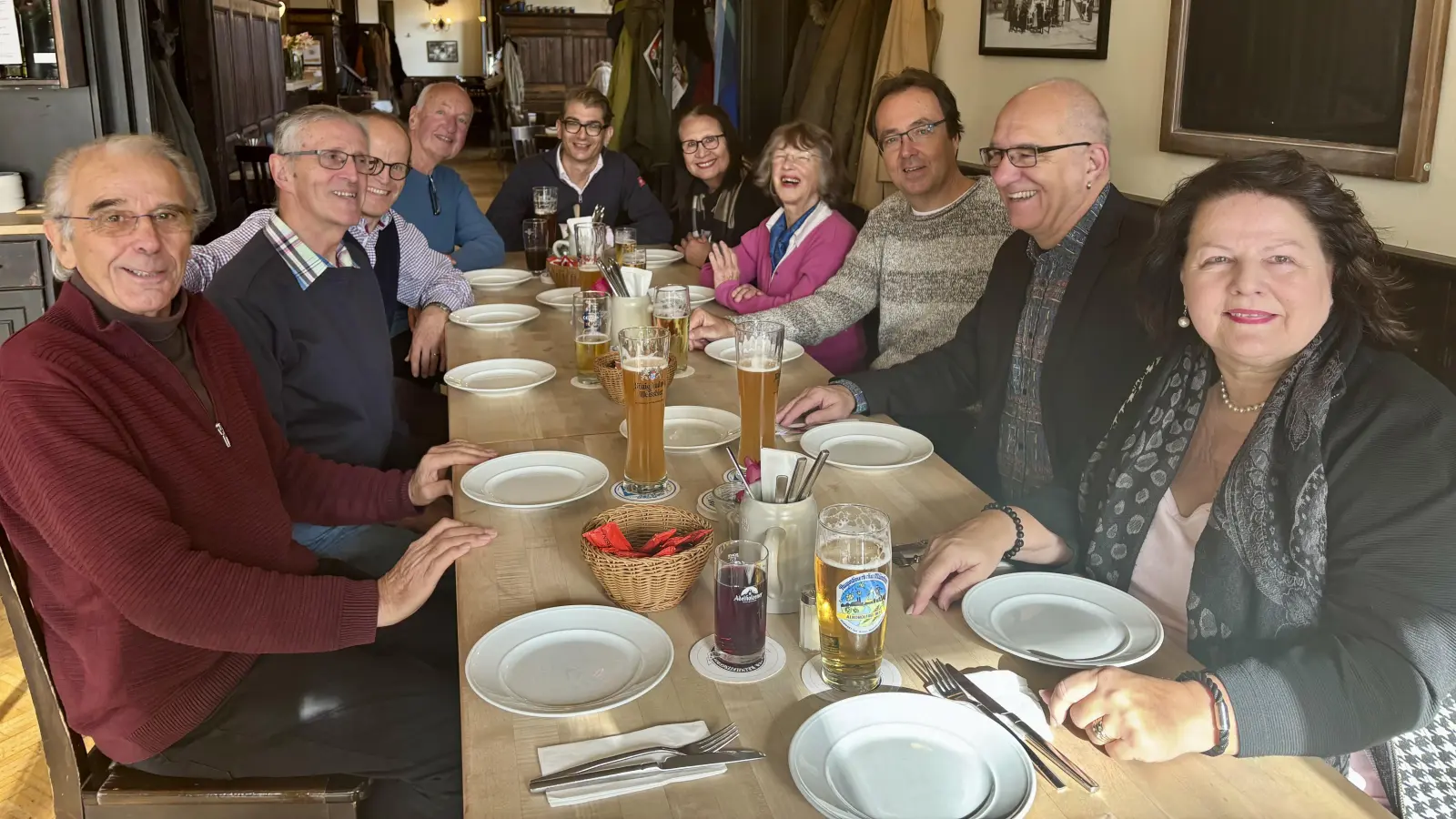 Dankeschön-Essen im Grünen Baum (von links): Willy Schneider, Thomas Hasselwander, Rüdiger Schaar, Karl-Heinz Wittmann, Raoul Köther, Graciela de Cammerer, Angela Scheibe-Jaeger, Stefan Leupold, Frieder Vogelsgesang und Doris Mondry. (Foto: Ulrike Seiffert)