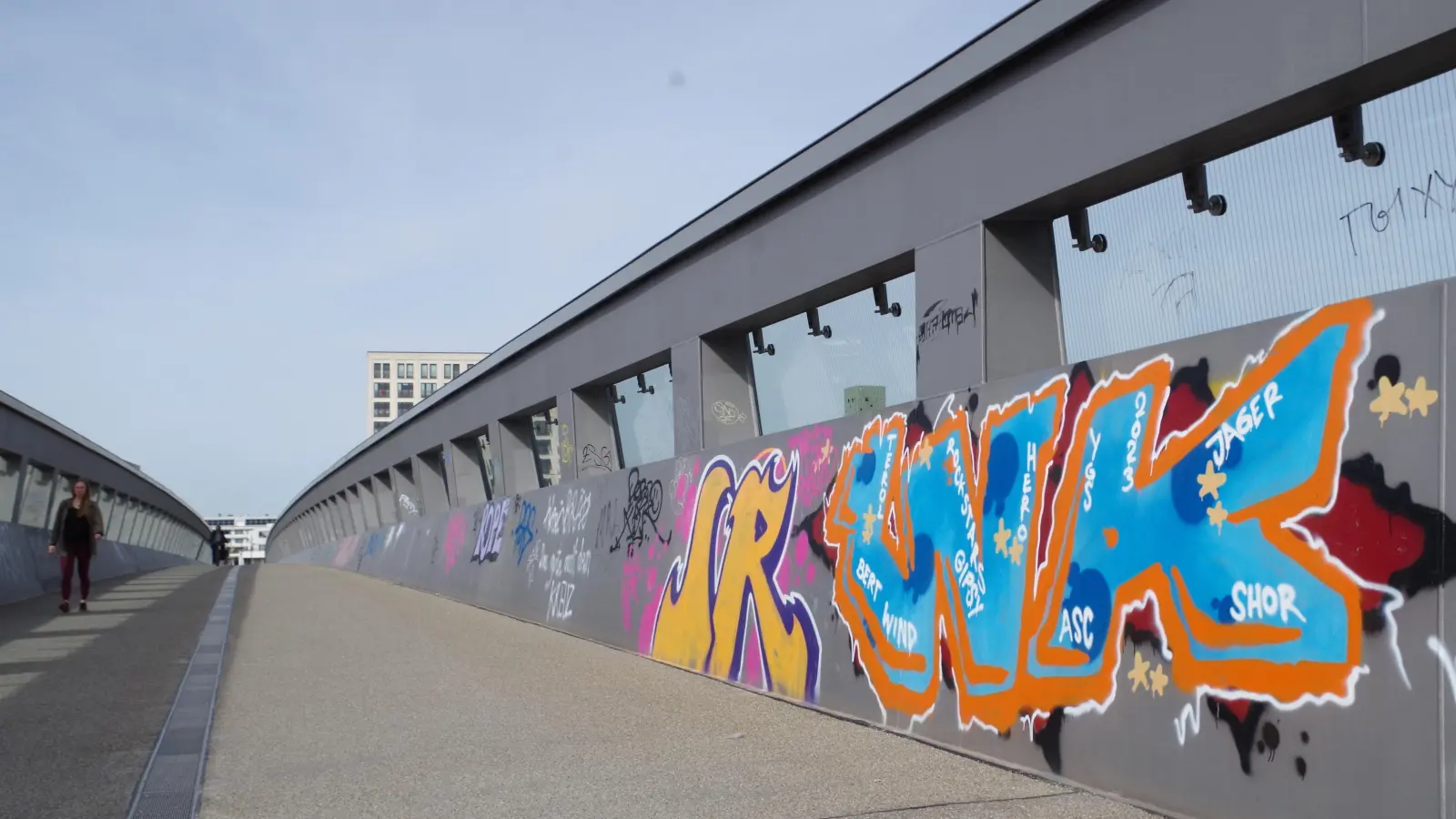 Der vergleichsweise noch neue Arnulfsteg ist schon mit Graffiti verunstaltet, was viele Passanten ärgert. (Foto: Beatrix Köber)