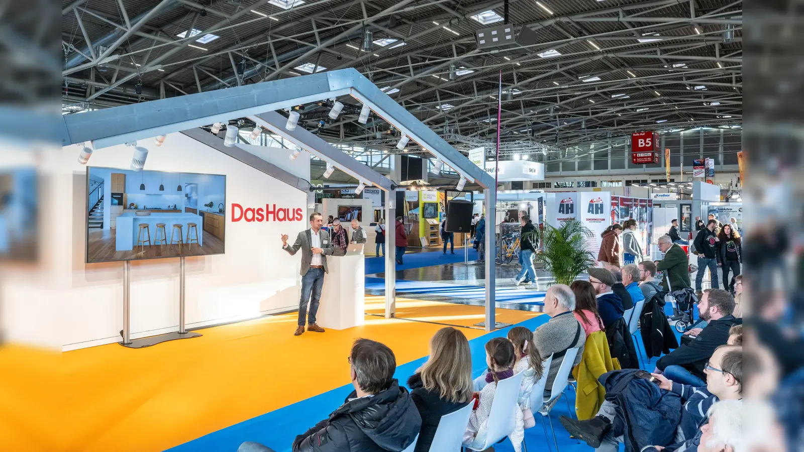 Interessiertes Publikum lauscht bei den Experten-Vorträgen im Forum Das Haus. (Foto: Thomas Plettenberg)