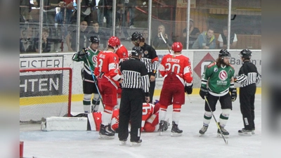 Spielszene zwischen dem EHC Klostersee und den Erding Gladiators, bei denen die Rot-Weißen am Sonntag mit einem 7:4-Auswärtserfolg die Playoff-Teilnahme um die Bayerische Meisterschaft klar machten. (Foto: smg/CU)