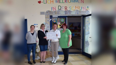  v.l. Elternbeiratsvorsitzende M. Reimann, Frauenhausleiterin S. Irmscher-Grothen, Ideengeberin B. Voigtländer, und komm. Schulleiterein D. Holler bei der Übergabe der Spende für die Kinder des Frauenhauses. (Foto: Danuta Pfanzelt)